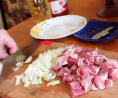 Гуляш из свинины с подливкой и без: рецепты для мультиварки Редмонд и других