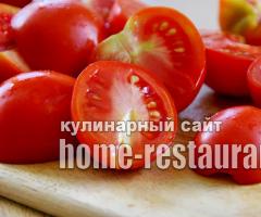 Салат с красными помидорами, луком и зеленью 